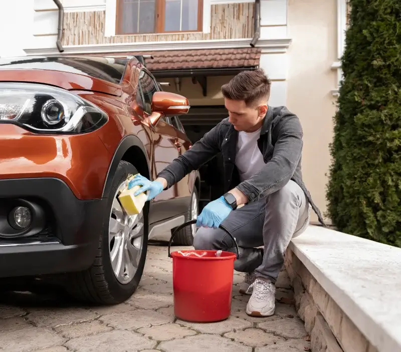 Lavage auto à domicile Rouen : professionnel intervenant sur un véhicule
